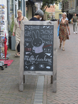 901898 Afbeelding van het buitenreclamebord van souvenirwinkel 'Groeten uit Utrecht' (Zadelstraat 28) te Utrecht. Met ...